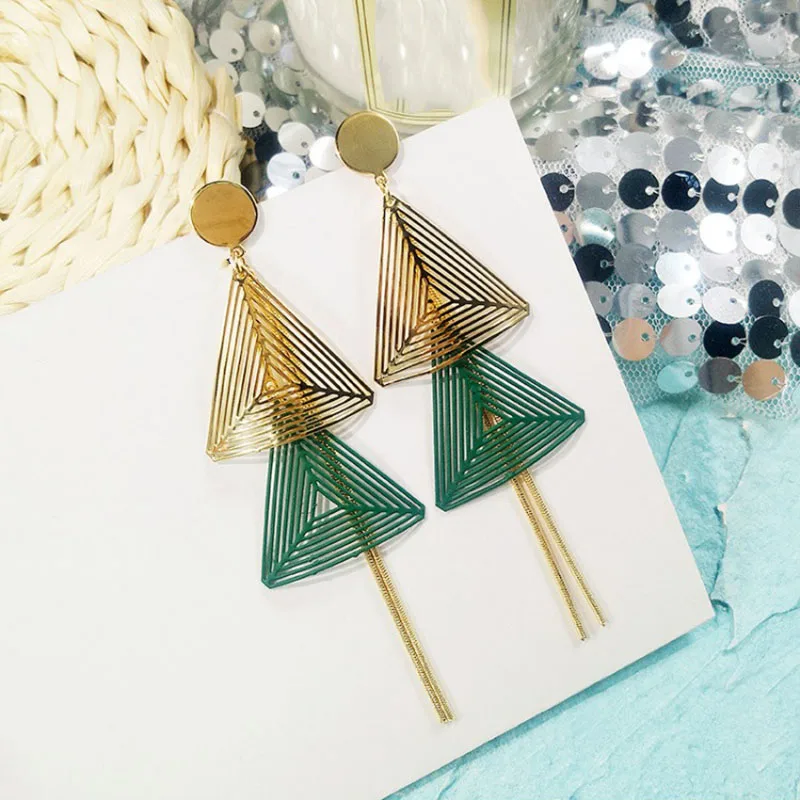 Street beat net red with the same earrings Korean temperament long pendant exaggerated earring tidal ear pendant ear nail female
Street beat net red with the same earrings Korean temperament long pendant exaggerated earring tidal ear pendant ear nail female