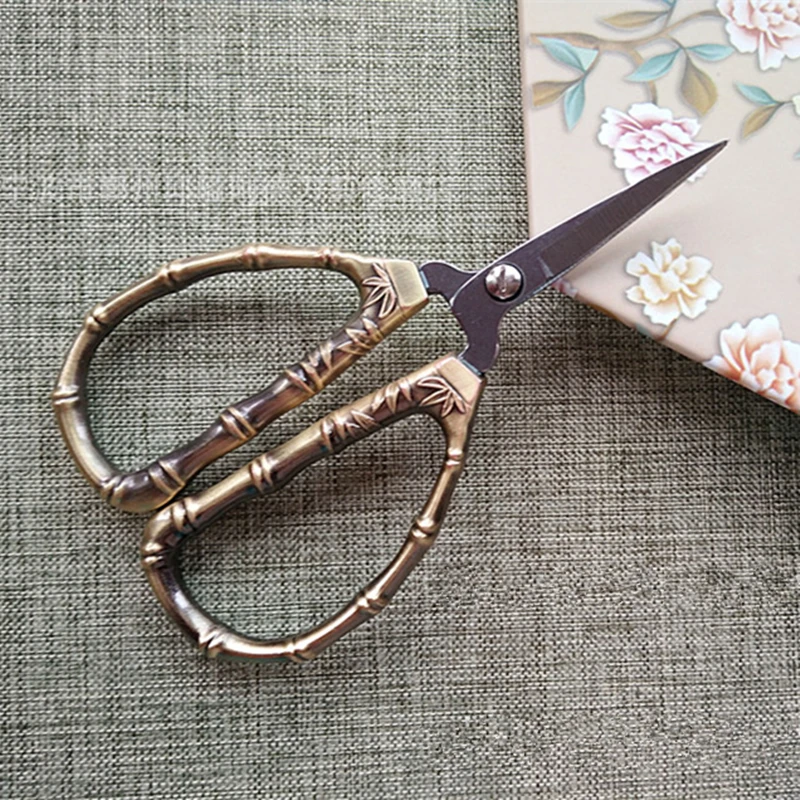 European Vintage Sewing Scissors 5.8cm 10cm 11.8cm Embroidery for Needlework Fabric Cutter Dragon Pattern Tailor's Scissors ,Q
European Vintage Sewing Scissors 5.8cm 10cm 11.8cm Embroidery for Needlework Fabric Cutter Dragon Pattern Tailor's Scissors ,Q