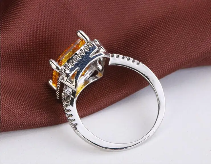 Квадратное кольцо желтое с драгоценным камнем Европейское и американское белое