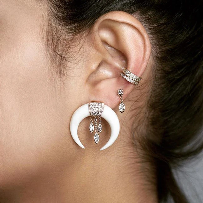2018 new arrived big ear drop charm white crescent moon double horn charm fashion european women moon earring
2018 new arrived big ear drop charm white crescent moon double horn charm fashion european women moon earring