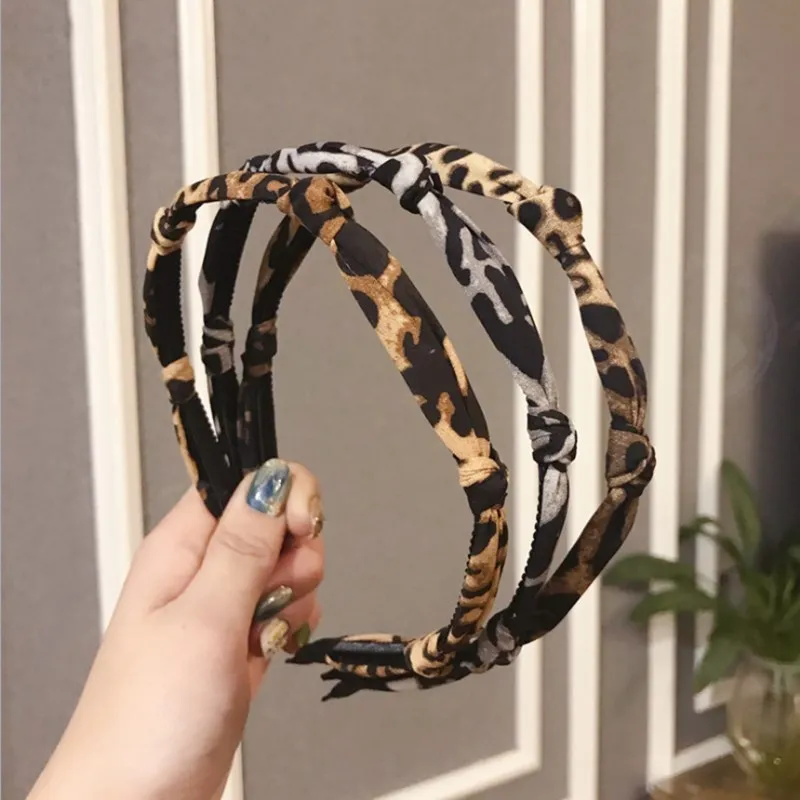 High-end hair accessories women's fabric leopard knot knotted fine hairband headband fashion wild cute girl's hair band headwear
High-end hair accessories women's fabric leopard knot knotted fine hairband headband fashion wild cute girl's hair band headwear