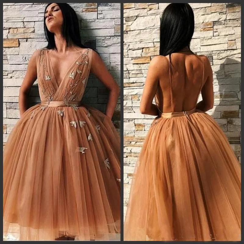 2019 New Sexy Homecoming Dresses With Sashes Deep V Neck Tulle Cocktail Party Gown Knee Length Appliques Backless Tiered Skirts
2019 New Sexy Homecoming Dresses With Sashes Deep V Neck Tulle Cocktail Party Gown Knee Length Appliques Backless Tiered Skirts
