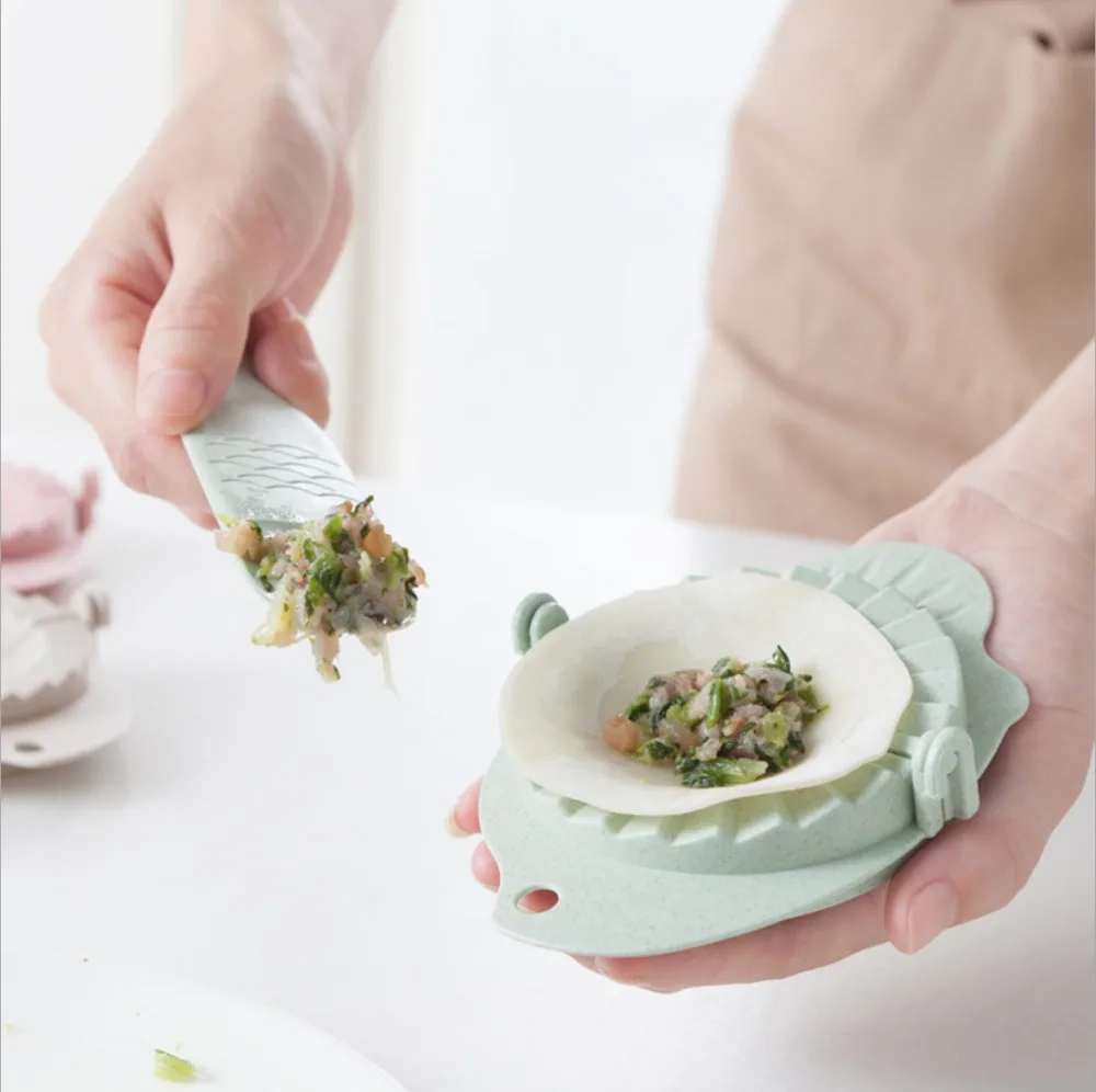 1 set Pastry Tools Dumpling Maker Wraper Dough Cutter Pie Ravioli Dumpling Mould Kitchen Accessories
1 set Pastry Tools Dumpling Maker Wraper Dough Cutter Pie Ravioli Dumpling Mould Kitchen Accessories