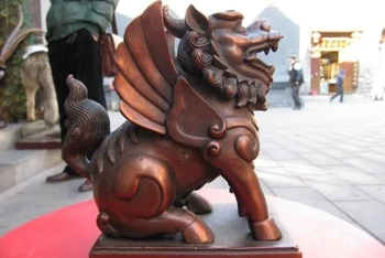 Chinese red Bronze Copper apotropaion wing kylin Foo Dogs Lion wing beast Statue
Chinese red Bronze Copper apotropaion wing kylin Foo Dogs Lion wing beast Statue