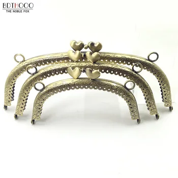 10pcs/lot 12.5CM Metal Frame Accessories for Bags Frame Purse Making Kiss Clasp Lock Vintage Copper DIY Clutch Bag Lock Frame
10pcs/lot 12.5CM Metal Frame Accessories for Bags Frame Purse Making Kiss Clasp Lock Vintage Copper DIY Clutch Bag Lock Frame