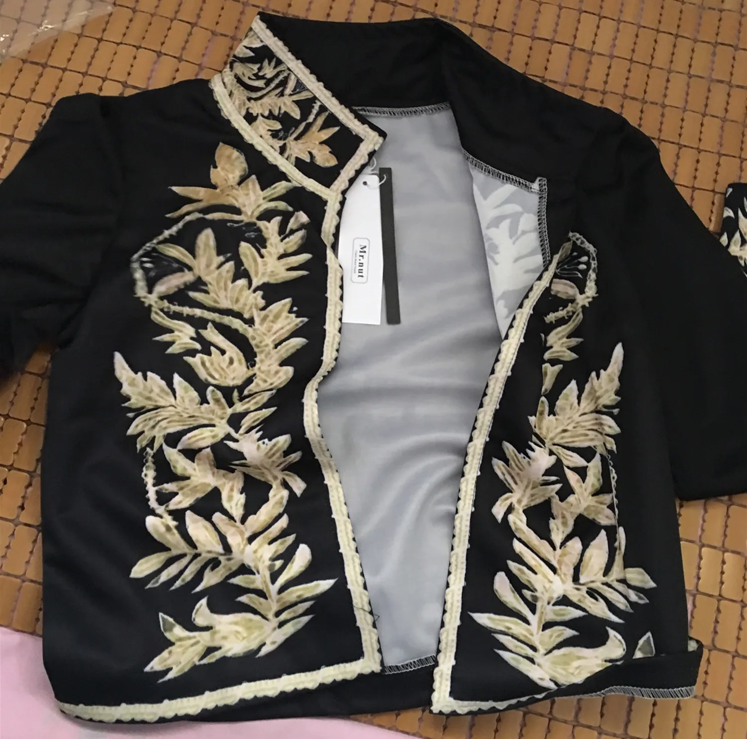 Mr.nut 2019 European and American fashion stand collar printing short small suit jacket female
Mr.nut 2019 European and American fashion stand collar printing short small suit jacket female