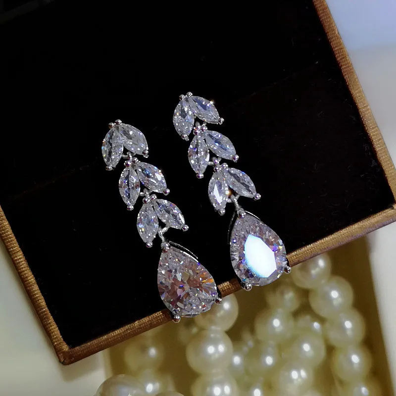 Fashion Female Crystal Leaf Drop Earrings 925 Sterling Silver White Zircon Earrings Boho Wedding Jewelry Long Dangle Earrings
Fashion Female Crystal Leaf Drop Earrings 925 Sterling Silver White Zircon Earrings Boho Wedding Jewelry Long Dangle Earrings
