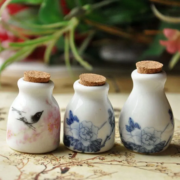 10pcs/lot Blue And White Porcelain Perfume Bottle In pendant necklaces Lotus Essential Oils Ceramic Parfum Bottles With Wood Lid
10pcs/lot Blue And White Porcelain Perfume Bottle In pendant necklaces Lotus Essential Oils Ceramic Parfum Bottles With Wood Lid