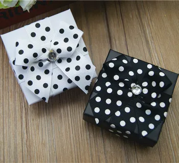 free shipping dot bow thicken paper wedding party gift boxes , 7.5cm*7.5cm*3.5cm, 60pcs/lots,BY17061202
free shipping dot bow thicken paper wedding party gift boxes , 7.5cm*7.5cm*3.5cm, 60pcs/lots,BY17061202