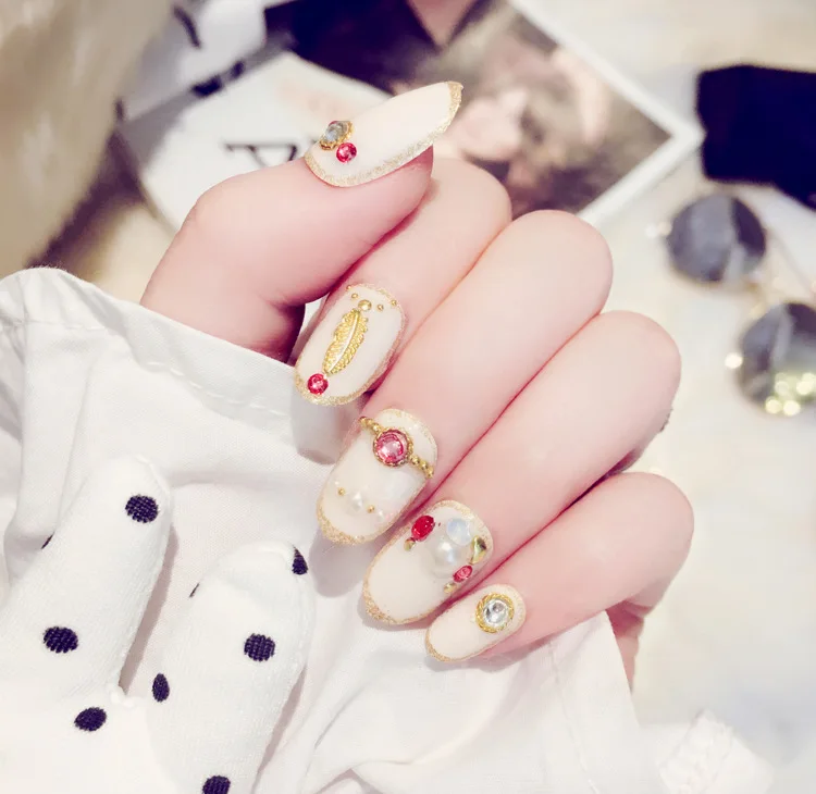 Sailor moon series 3d fake nails Vintage cream white pure color with golden feather and colorful diamond false nails Bride
Sailor moon series 3d fake nails Vintage cream white pure color with golden feather and colorful diamond false nails Bride