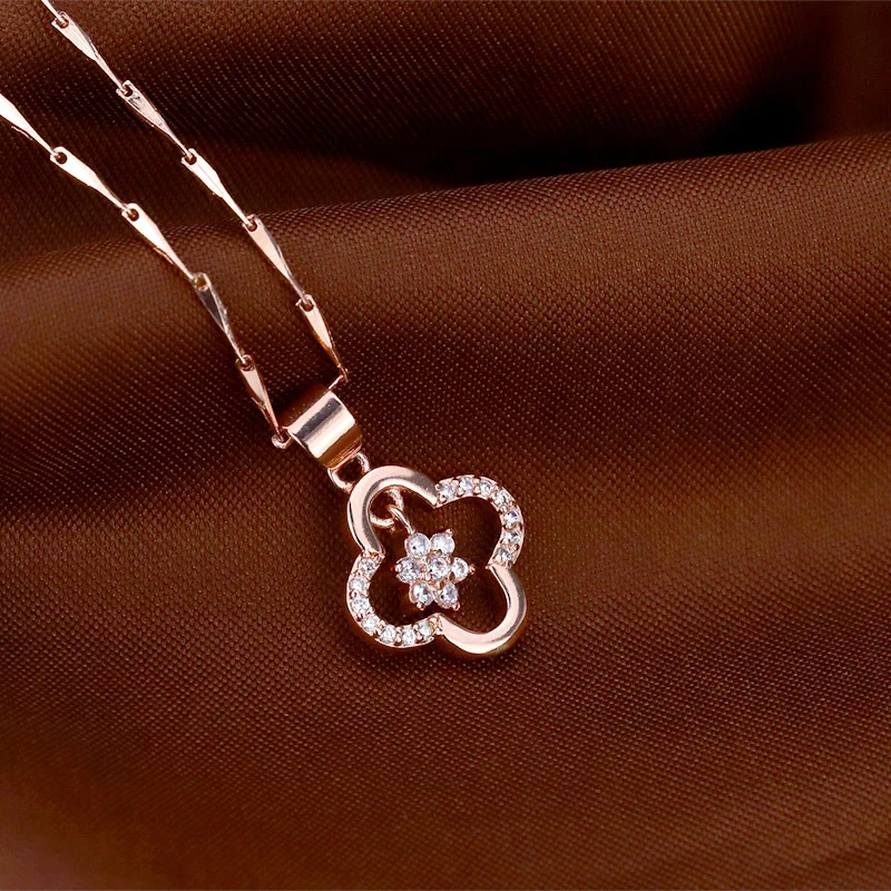 Ожерелье с кулоном из четырехлистового клевера инкрустированное AAA цирконием