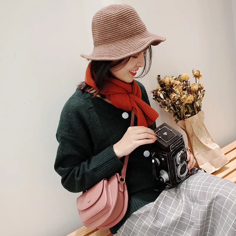 2018 autumn new fashion simple solid color PU Messenger bag female wild casual saddle bag.
2018 autumn new fashion simple solid color PU Messenger bag female wild casual saddle bag.