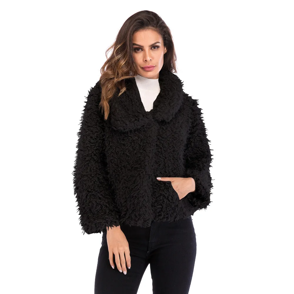 2018 European and American new winter style Lapel coat, women's warm, fashionable, and short coat.
2018 European and American new winter style Lapel coat, women's warm, fashionable, and short coat.