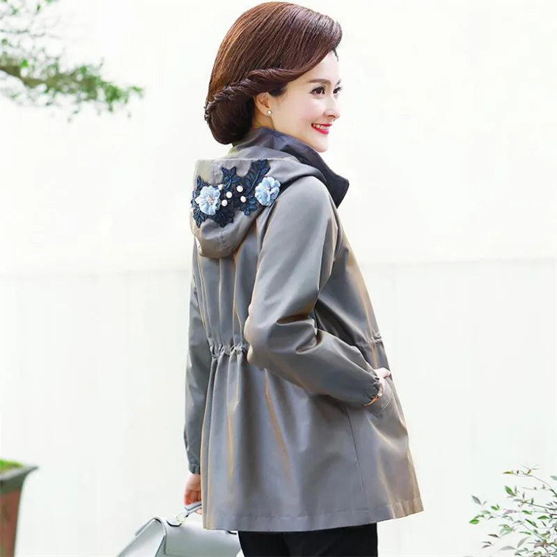 2019 middle aged women autumn plus size loose Hooded jacket coat fashion long sleeve slim waist embroidery Windbreaker p1183
2019 middle aged women autumn plus size loose Hooded jacket coat fashion long sleeve slim waist embroidery Windbreaker p1183