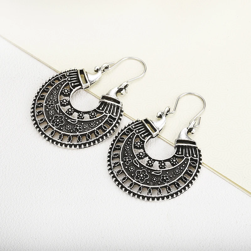E0482Retro Korean Hollow Texture Earrings Boho Vintage Tibetan Silver Round Ear Hook Tribal Earrings Retro Hanging Earrings
E0482Retro Korean Hollow Texture Earrings Boho Vintage Tibetan Silver Round Ear Hook Tribal Earrings Retro Hanging Earrings