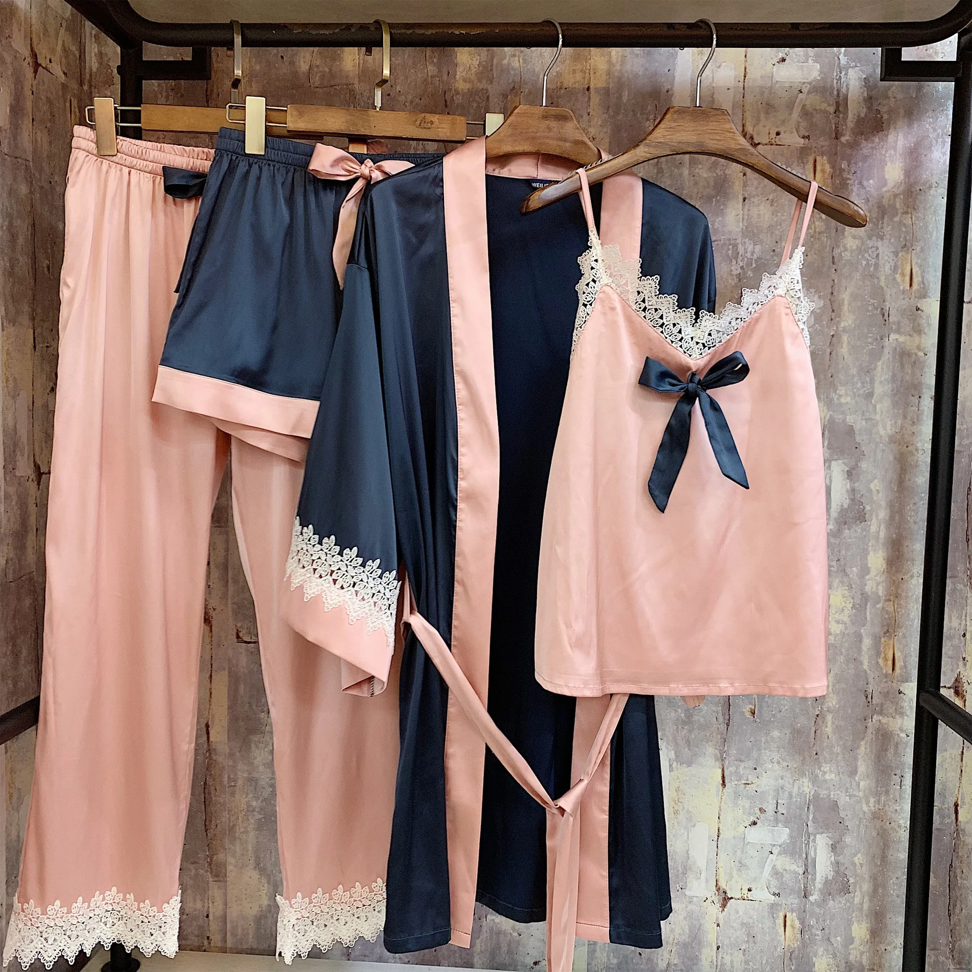 New Spring and Summer High-end Hot Drilled Silk Pyjamas Four Piece Sets Luxury Home Clothes Women's Pajamas Robe Sleepwear
New Spring and Summer High-end Hot Drilled Silk Pyjamas Four Piece Sets Luxury Home Clothes Women's Pajamas Robe Sleepwear