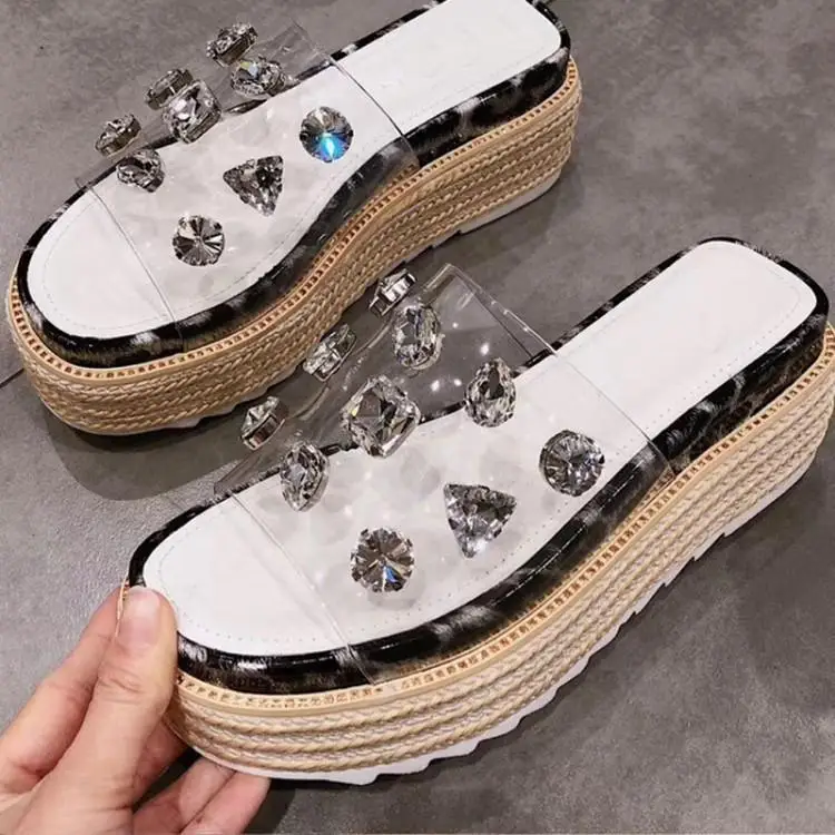 Luxury Bling Glitter Diamond Embellishments PVC One Buckle Slippers Women Platform Thick Bottom Lady Shoes Outdoor Sumer Slides
Luxury Bling Glitter Diamond Embellishments PVC One Buckle Slippers Women Platform Thick Bottom Lady Shoes Outdoor Sumer Slides