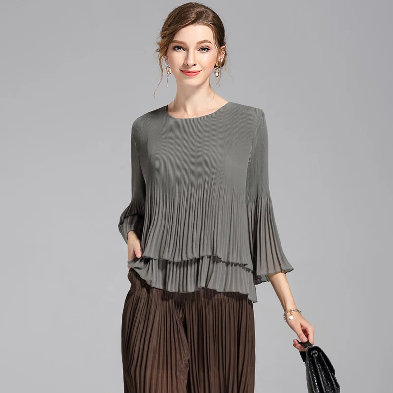 Changpleate 2017 Women's gray t-shirt Miyak Pleated Design flared sleeves round neck loose elasticity women's regular t-shirts
Changpleate 2017 Women's gray t-shirt Miyak Pleated Design flared sleeves round neck loose elasticity women's regular t-shirts