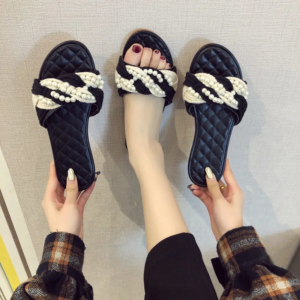 Luxury Brand Women Slippers Flat Heel Elegant Pearls Ladies Slides 2019 Summer Sandals Fashion Modern Modis Slippers Pantuflas
Luxury Brand Women Slippers Flat Heel Elegant Pearls Ladies Slides 2019 Summer Sandals Fashion Modern Modis Slippers Pantuflas
