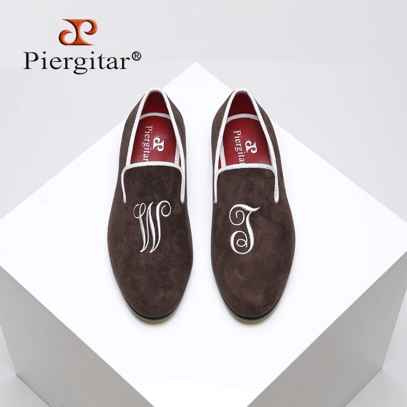 Piergitar 2021 New style men suede shoes with custom personality letters embroidered Fashion Party and Wedding men loafers
Piergitar 2021 New style men suede shoes with custom personality letters embroidered Fashion Party and Wedding men loafers