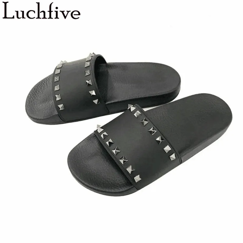 LuchfivePVC Metal Rivets Slippers Summer Open Toe Waterproof Skid-proof Concise Runway Design Flat Slippers Women Black Pink
LuchfivePVC Metal Rivets Slippers Summer Open Toe Waterproof Skid-proof Concise Runway Design Flat Slippers Women Black Pink
