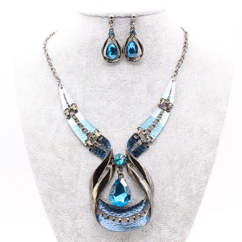 2pcs/set Women Fashion Jewerly Set Water Drop Rhinestone Pendant Necklaces & Earrings Jewelry Accessory
2pcs/set Women Fashion Jewerly Set Water Drop Rhinestone Pendant Necklaces & Earrings Jewelry Accessory