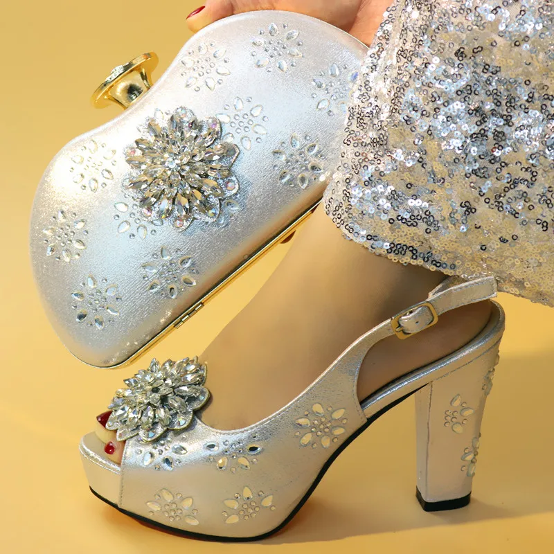 New Arrival Sliver Women Italian African Party Pumps Shoe and Bag Set Decorated with Rhinestone Nigerian Women Wedding Shoes Set
New Arrival Sliver Women Italian African Party Pumps Shoe and Bag Set Decorated with Rhinestone Nigerian Women Wedding Shoes Set