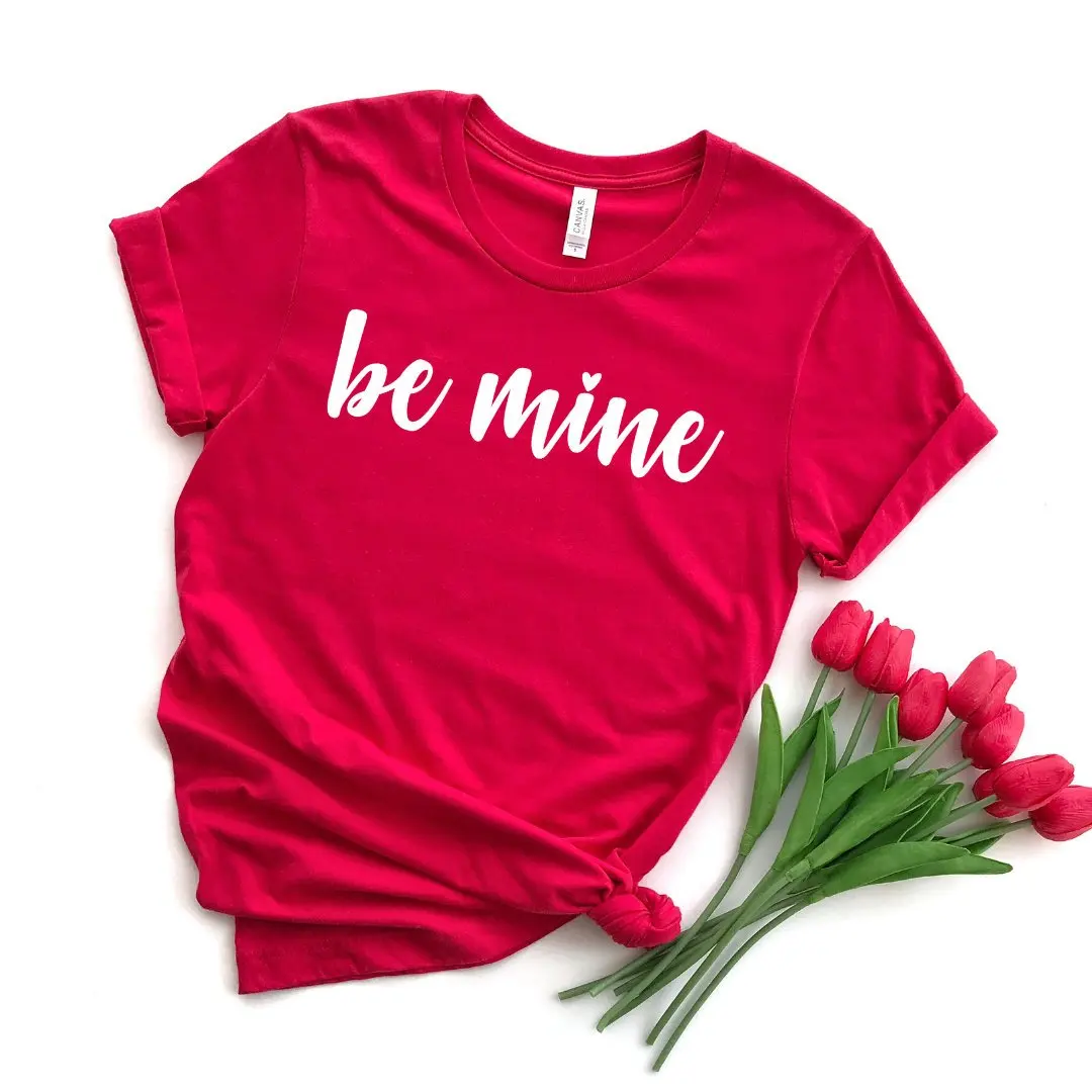 

Женская футболка с надписью «Be Mine»