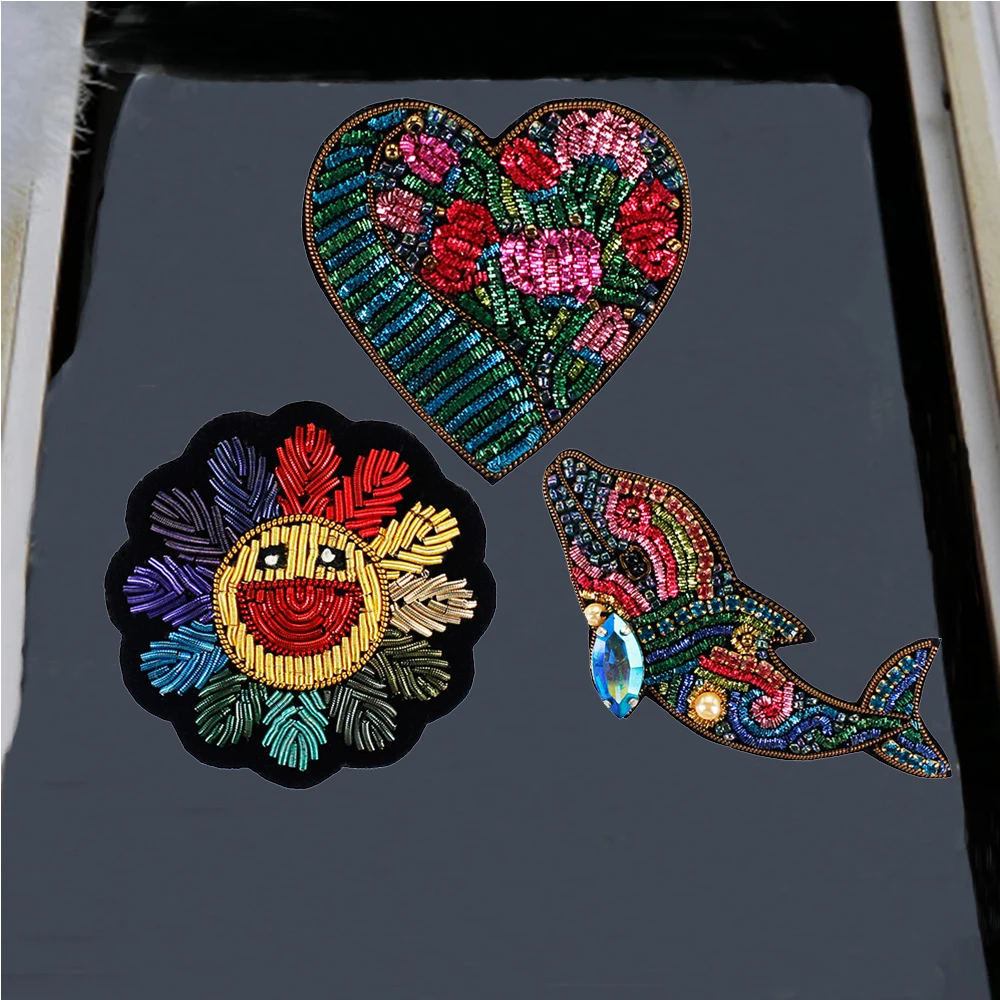 Sunflower Heart Fish Patch Brooch India Silk Wire Handmade Embroidered Badge Fabric Badge Beaded Rhinestones Clothing Decoration
Sunflower Heart Fish Patch Brooch India Silk Wire Handmade Embroidered Badge Fabric Badge Beaded Rhinestones Clothing Decoration