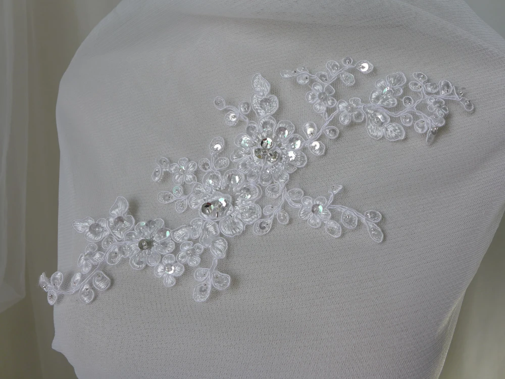 One Piece Alencon Ivory White Bead Sequined Applique Embroidery Cord Lace Trimming Wedding Gown Lace Trim
One Piece Alencon Ivory White Bead Sequined Applique Embroidery Cord Lace Trimming Wedding Gown Lace Trim