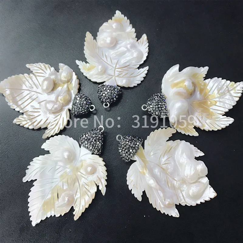 Pure handmade natural white shell tree leaf pendant with small fresh and delicate accessories.
Pure handmade natural white shell tree leaf pendant with small fresh and delicate accessories.