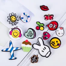 2017 nuevos broches de acrílico alfileres figura de dibujos animados(China)