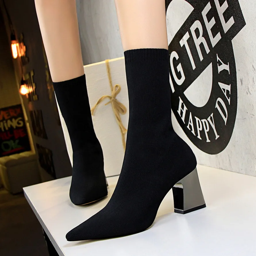 2 Style Pointed Toe Women's Short Boots New Fashion Solid Knitting Metal Square Heels 7cm Boots Women's High Heels Shoe 4 Colors
2 Style Pointed Toe Women's Short Boots New Fashion Solid Knitting Metal Square Heels 7cm Boots Women's High Heels Shoe 4 Colors