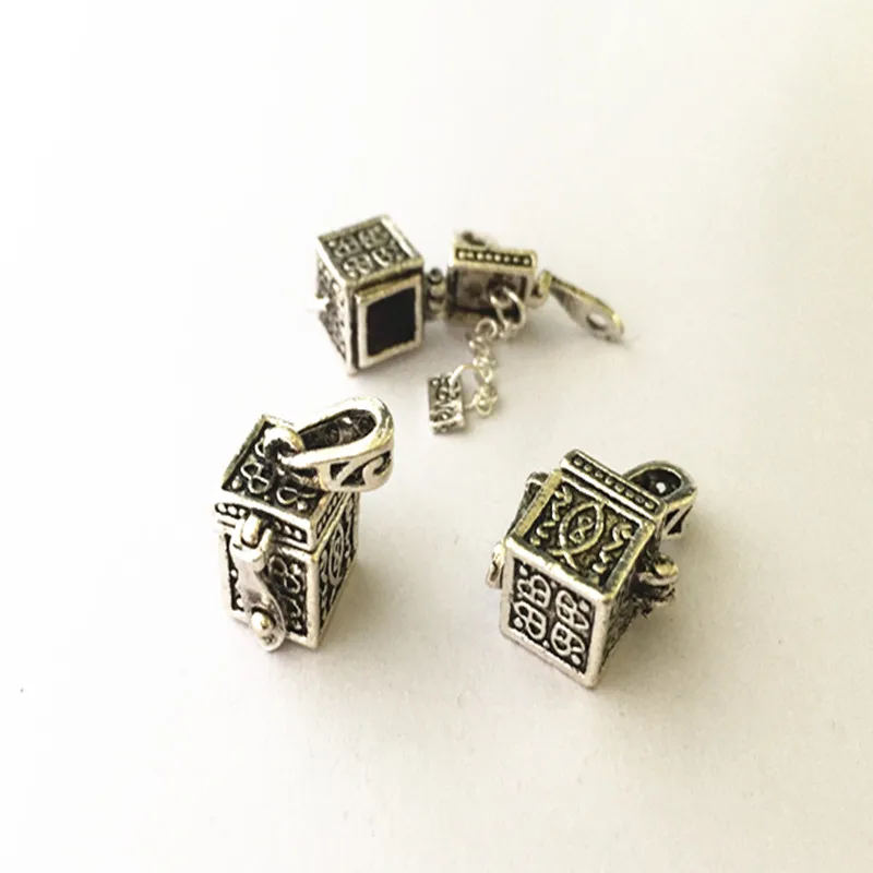 2pcs/lot 11mmx18mmx28mm Antique silver Treasure box pendant necklace pendant mini pendant connector Charm
2pcs/lot 11mmx18mmx28mm Antique silver Treasure box pendant necklace pendant mini pendant connector Charm