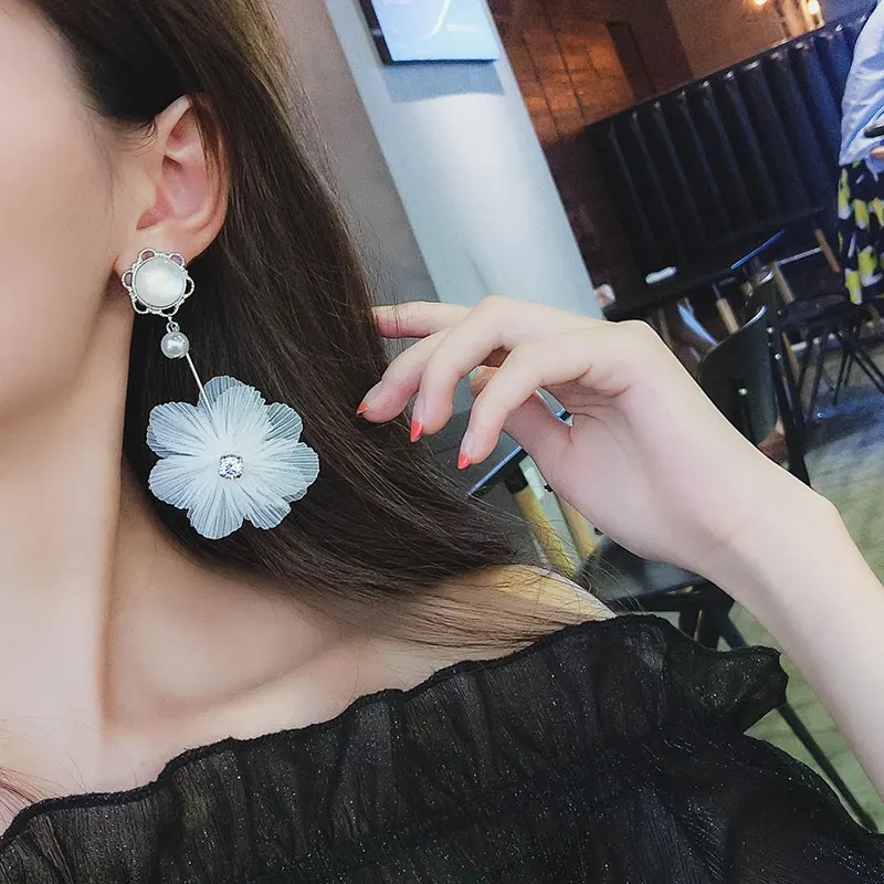 New White Lace Simulated Pearl Flower Earrings Korea Fashion Long Temperament Fairy Petal Earrings Wholesale Women's Earrings
New White Lace Simulated Pearl Flower Earrings Korea Fashion Long Temperament Fairy Petal Earrings Wholesale Women's Earrings
