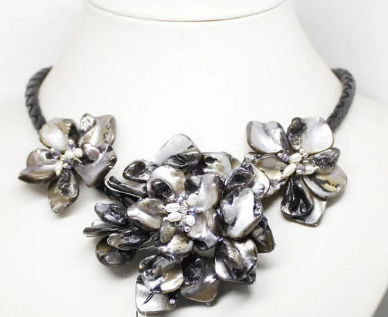black mother of pearl shell crystal pearl 3 flower pendant necklace 18"long AAA style Fine Noble real Natural 
black mother of pearl shell crystal pearl 3 flower pendant necklace 18"long AAA style Fine Noble real Natural