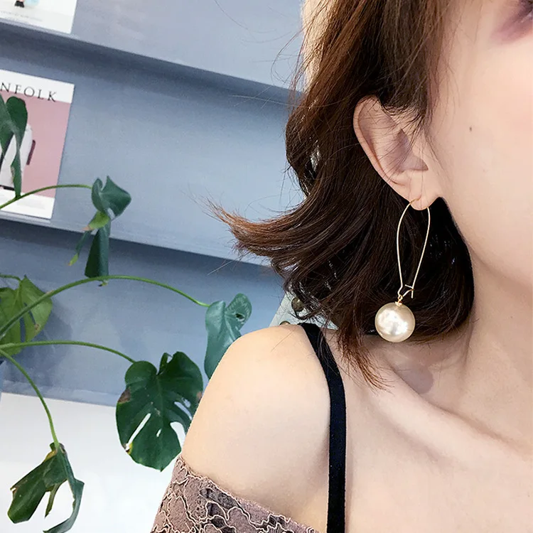 New Pearl Earrings Temperament Gold Color Long Earrings For Women Personality Jewelry Simple Design
New Pearl Earrings Temperament Gold Color Long Earrings For Women Personality Jewelry Simple Design