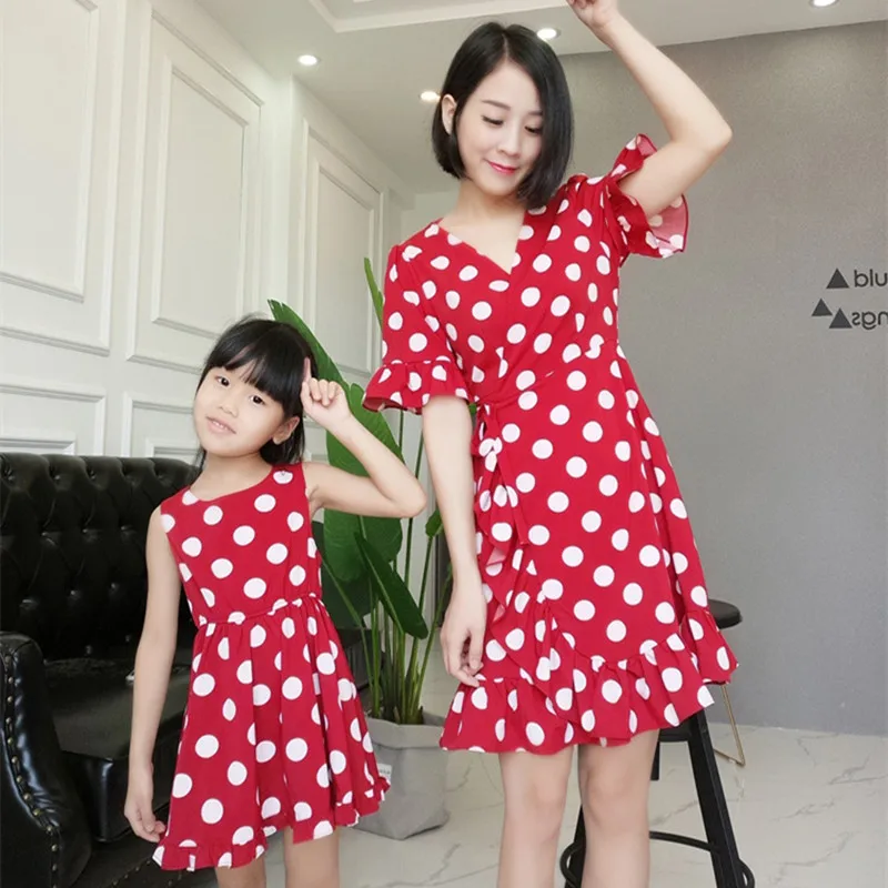 2019 Mommy and me Short Sleeve Dot V-Neck Dresses Family Matching Outfits Mom Girls Summer Fashion Dress Beach Vacation Clothes
2019 Mommy and me Short Sleeve Dot V-Neck Dresses Family Matching Outfits Mom Girls Summer Fashion Dress Beach Vacation Clothes