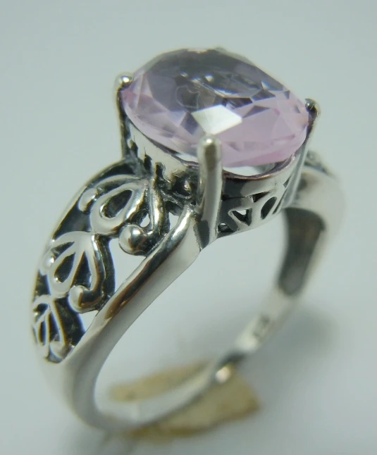 The new 2014 pink gem hollow-out decorative pattern retro fashion temperament The ancient silver ring ring girls
The new 2014 pink gem hollow-out decorative pattern retro fashion temperament The ancient silver ring ring girls