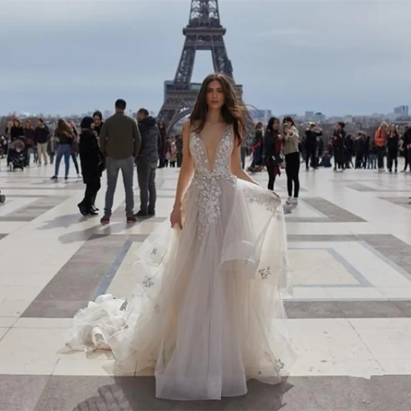 A line Sweep/ Brush Train V Neck Wedding Dresses Backless Wedding Dress Lace Appliques princess Dresses Fast Shipping
A line Sweep/ Brush Train V Neck Wedding Dresses Backless Wedding Dress Lace Appliques princess Dresses Fast Shipping