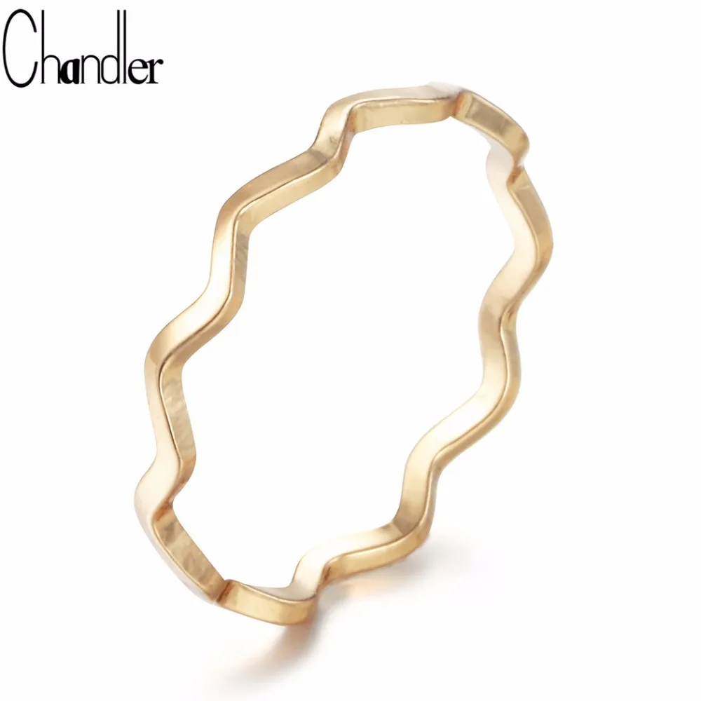 Женское кольцо с волнистой поверхностью Chandler золотистое тонкое ручной работы