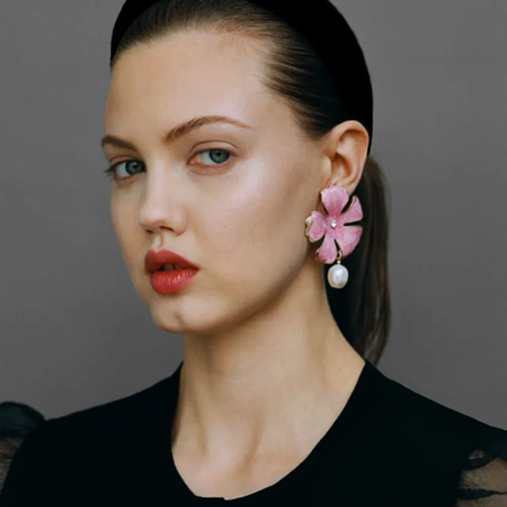 Ladyfirsy ZA Pink Pearl Flower Pendant Earrings for Women Wedding New Bohemia Ethnic Drop Statement Earrings Party Brand Designs
Ladyfirsy ZA Pink Pearl Flower Pendant Earrings for Women Wedding New Bohemia Ethnic Drop Statement Earrings Party Brand Designs
