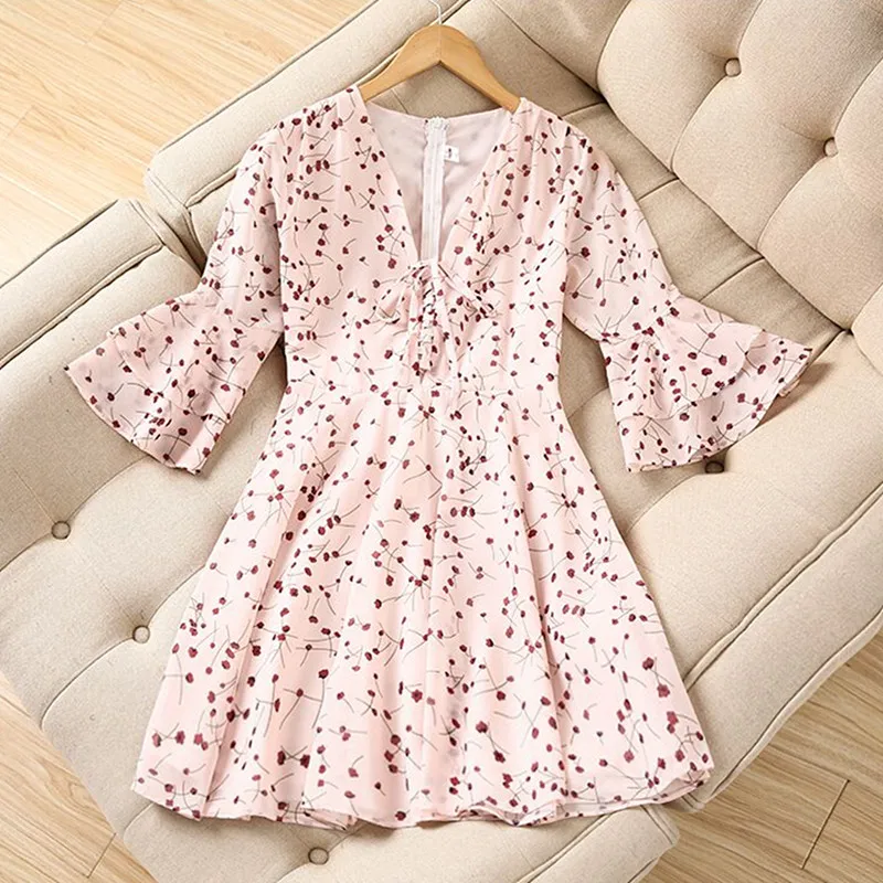Summer Dress 2019 Women Fashion Floral Print V-neck Flare sleeve A-line Chiffon Casual Dress Beach Style Vacation Holidays
Summer Dress 2019 Women Fashion Floral Print V-neck Flare sleeve A-line Chiffon Casual Dress Beach Style Vacation Holidays