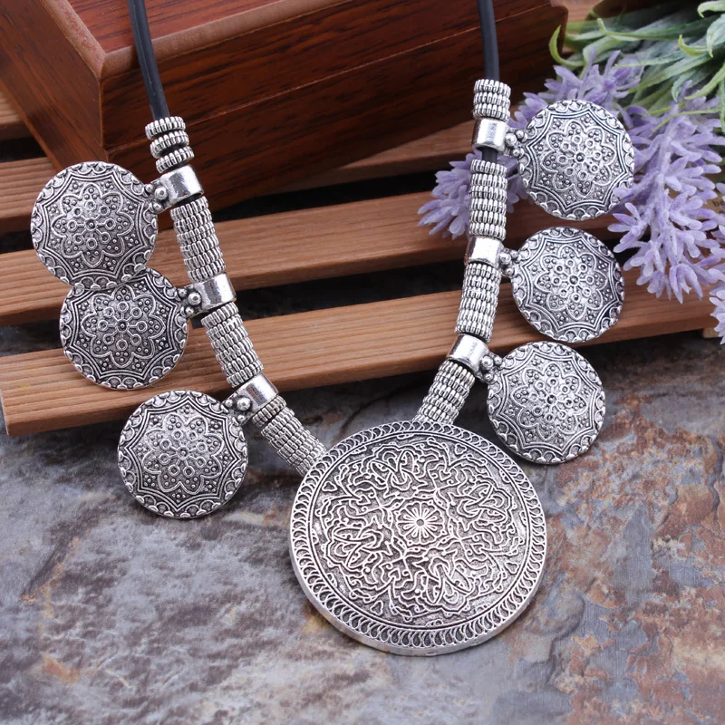 Hot Fashion Punk Vintage Ethnic Bohemian Tibetan Silver Jewelry Black Rope Big Carved Round Tassels Necklaces Pendants For Women
Hot Fashion Punk Vintage Ethnic Bohemian Tibetan Silver Jewelry Black Rope Big Carved Round Tassels Necklaces Pendants For Women