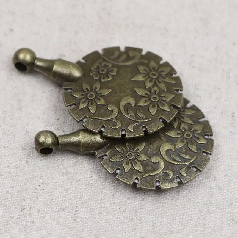Vintage Zinc Alloy Sewing Thread Cutter Round Shape Craft DIY Tool Home Sewing Patchwork Helper Antique Bronze 4.5*3.1 cm 1 PC
Vintage Zinc Alloy Sewing Thread Cutter Round Shape Craft DIY Tool Home Sewing Patchwork Helper Antique Bronze 4.5*3.1 cm 1 PC