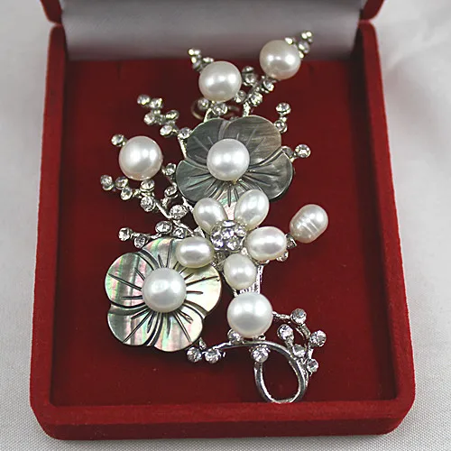 

wholesale Refined and elegant white natural freshwater pearl flower brooch natural Luxury Ms. girl Wedding Jewelry