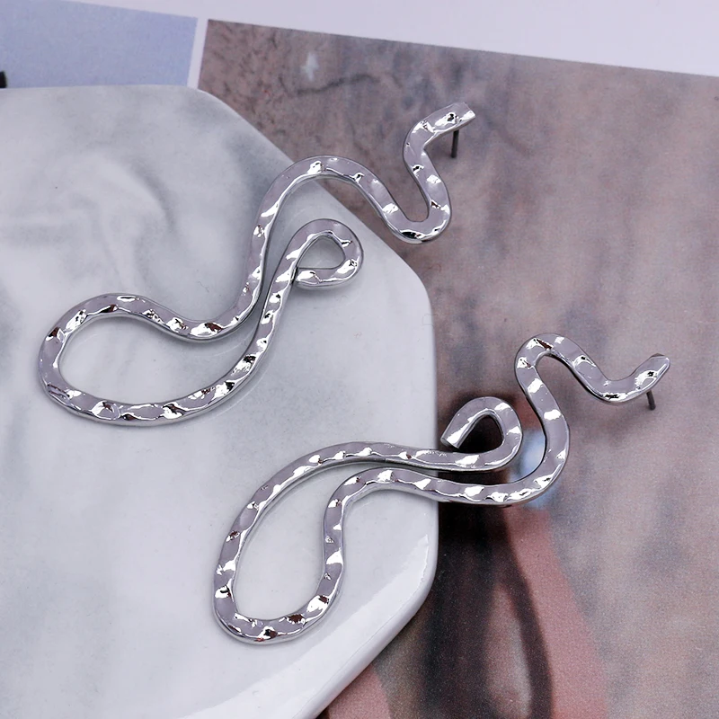 ES399 Creative Serpentine Curved Stud Earrings for Women Vintage Punk Twisted Earrings Statement Ear Jewelry Brinco Wholesale
ES399 Creative Serpentine Curved Stud Earrings for Women Vintage Punk Twisted Earrings Statement Ear Jewelry Brinco Wholesale