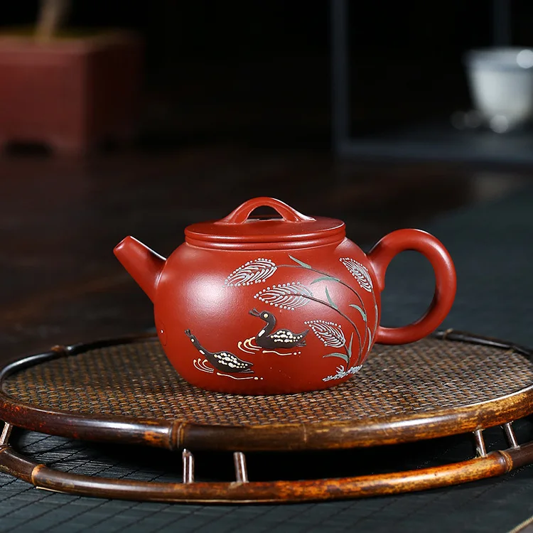 Teapot Full Manual Raw Ore Bright Red Robe Mandarin Ducks Playing In The Water Famous Fan Zi Hong Kung Fu Tea Have Teapot
Teapot Full Manual Raw Ore Bright Red Robe Mandarin Ducks Playing In The Water Famous Fan Zi Hong Kung Fu Tea Have Teapot