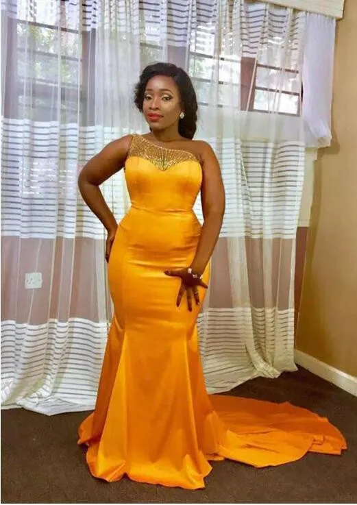 African 2019 Yellow Mermaid Bridesmaid Dresses Long One Shoulder Sequins Hollow Back Court Train Wedding Guest Gowns Plus Size
African 2019 Yellow Mermaid Bridesmaid Dresses Long One Shoulder Sequins Hollow Back Court Train Wedding Guest Gowns Plus Size