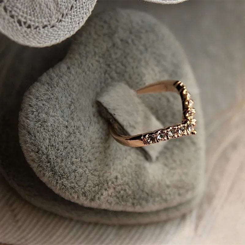 1 pc New Creative Fashion Women Jewelry Ring V-type Ring Unique Design Inlaid Imitation Girls Crystal Gold Ring Jewelry
1 pc New Creative Fashion Women Jewelry Ring V-type Ring Unique Design Inlaid Imitation Girls Crystal Gold Ring Jewelry
